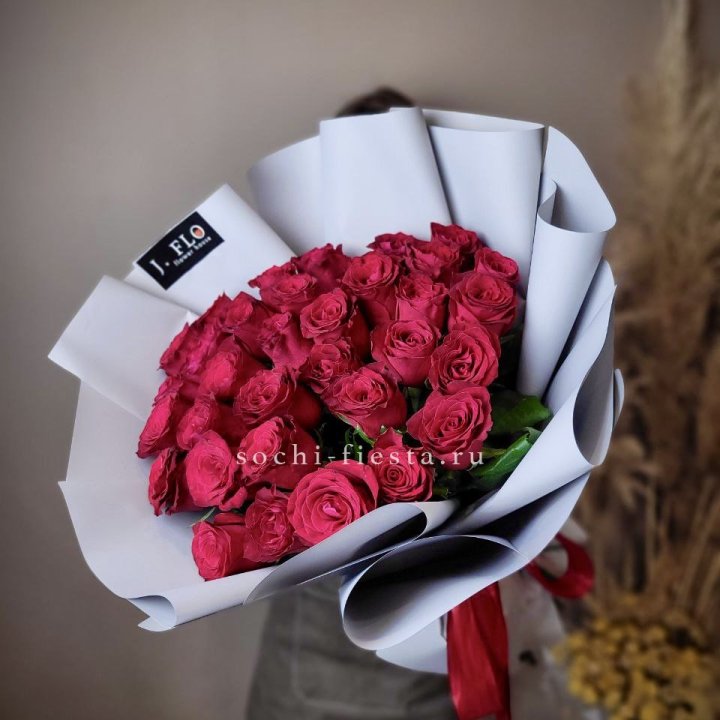 Красные розы 33 шт в Алматы